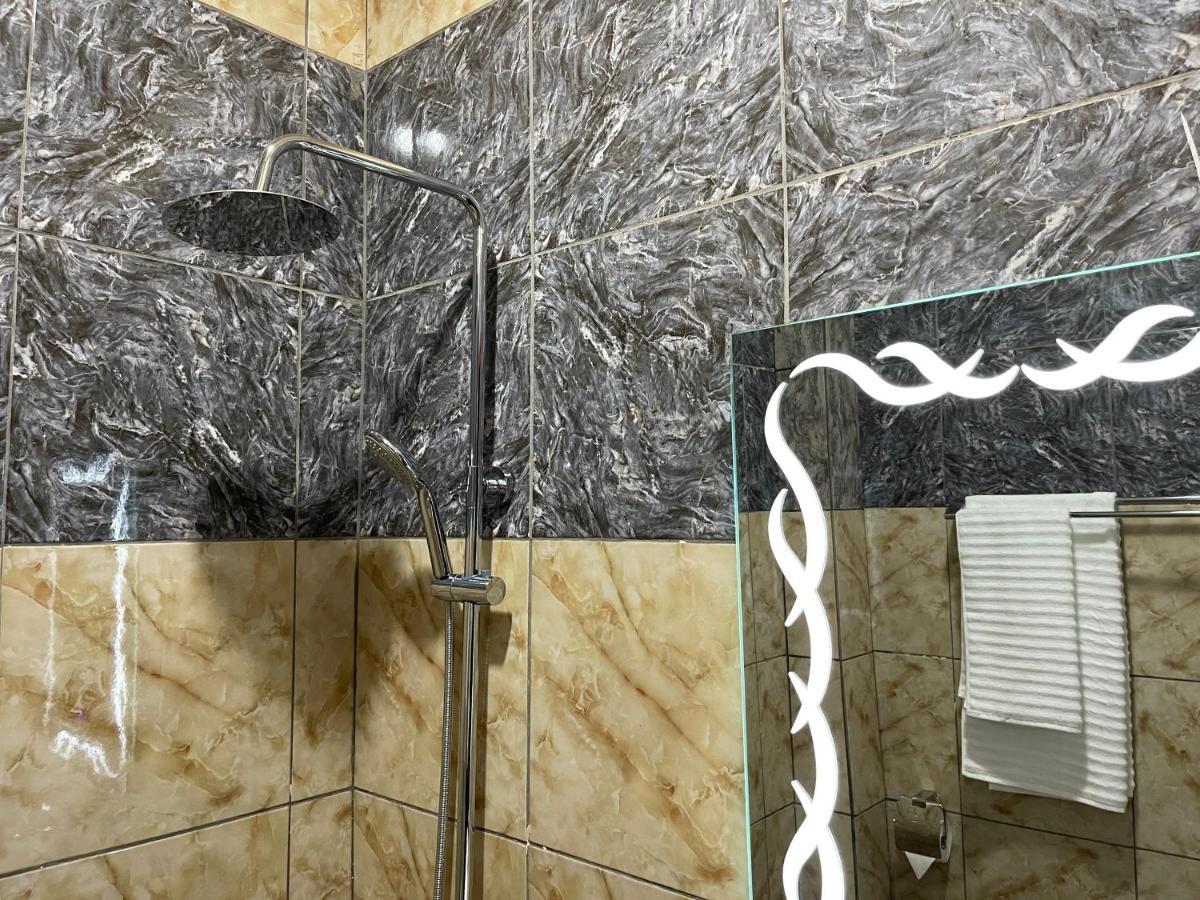 La Rochelle Hotel Яунде Екстер'єр фото