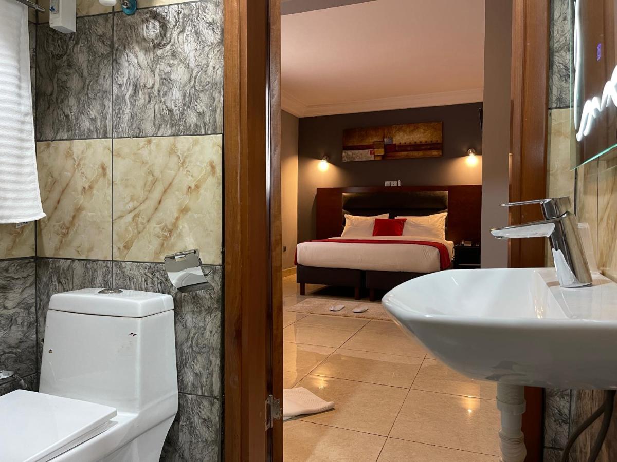 La Rochelle Hotel Яунде Екстер'єр фото